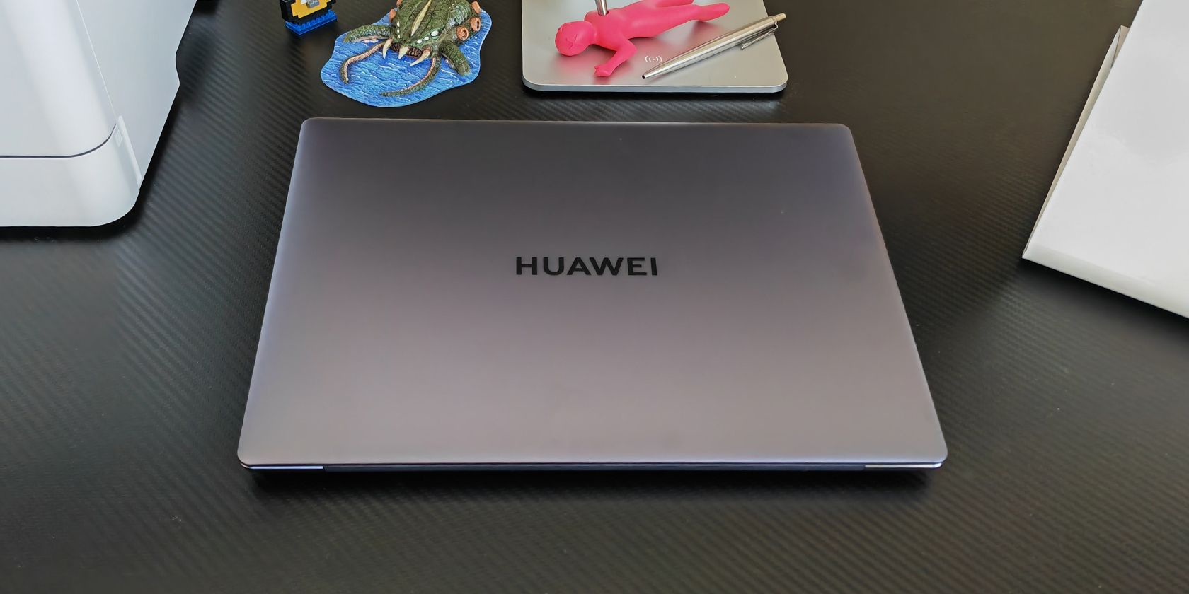 درب huawei matebook X pro نسل دوازدهم بسته است