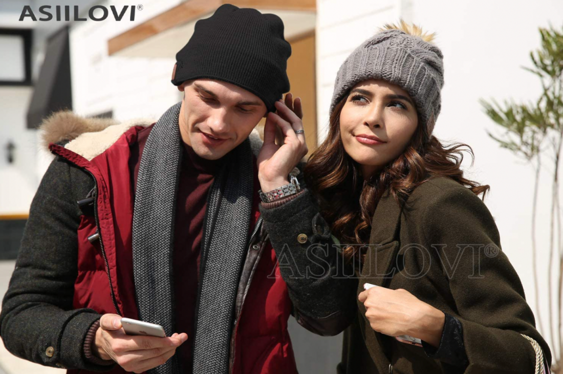 زن و مردی که ASIILOVI Bluetooth Beanies پوشیده اند