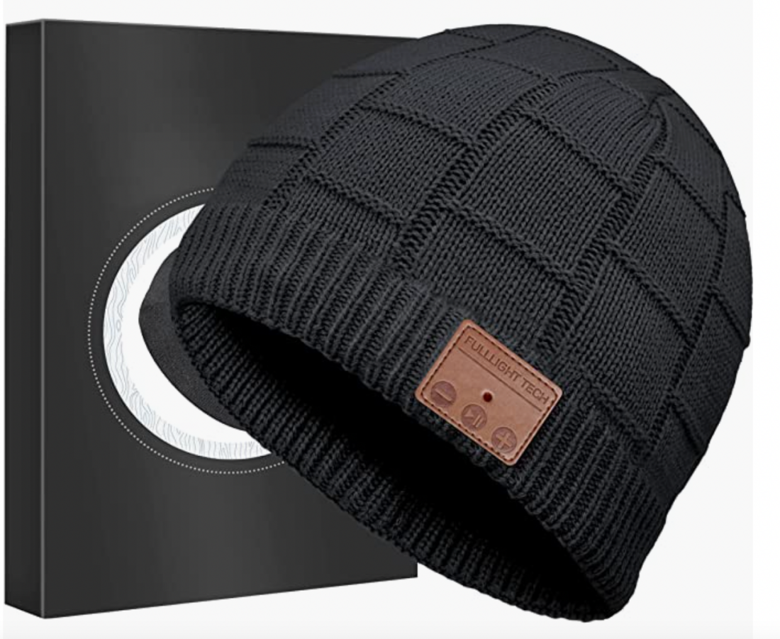 یک عکس کامل از Fulllight Tech Bluetooth Beanie در کنار بسته بندی آن