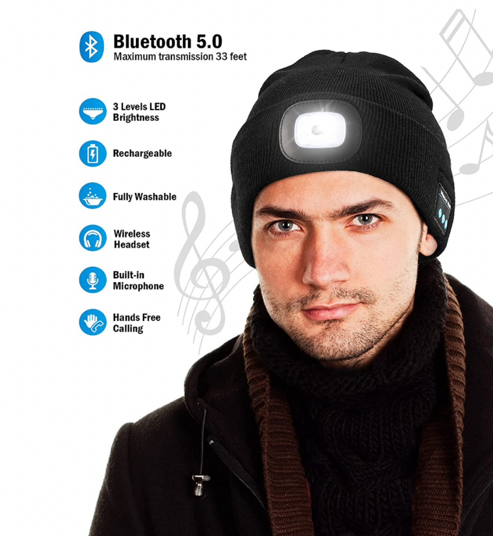 مردی که Wmcaps Bluetooth Beanie با ویژگی‌های فهرست شده پوشیده است