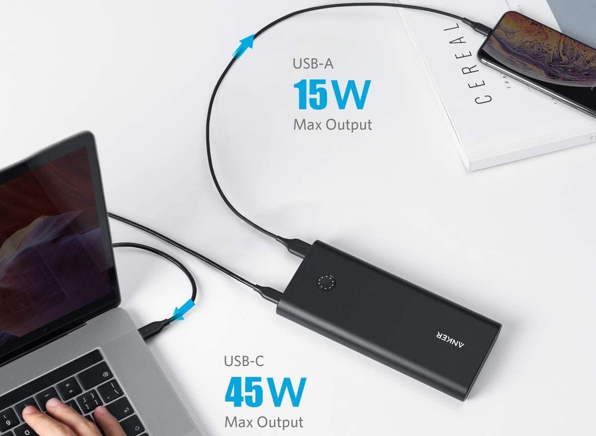 anker powercore+ متصل به گوشی هوشمند و لپ تاپ مک بوک