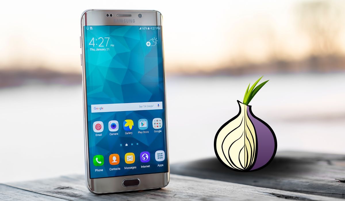 Logo Tor terlihat di sebelah smartphone Samsung 