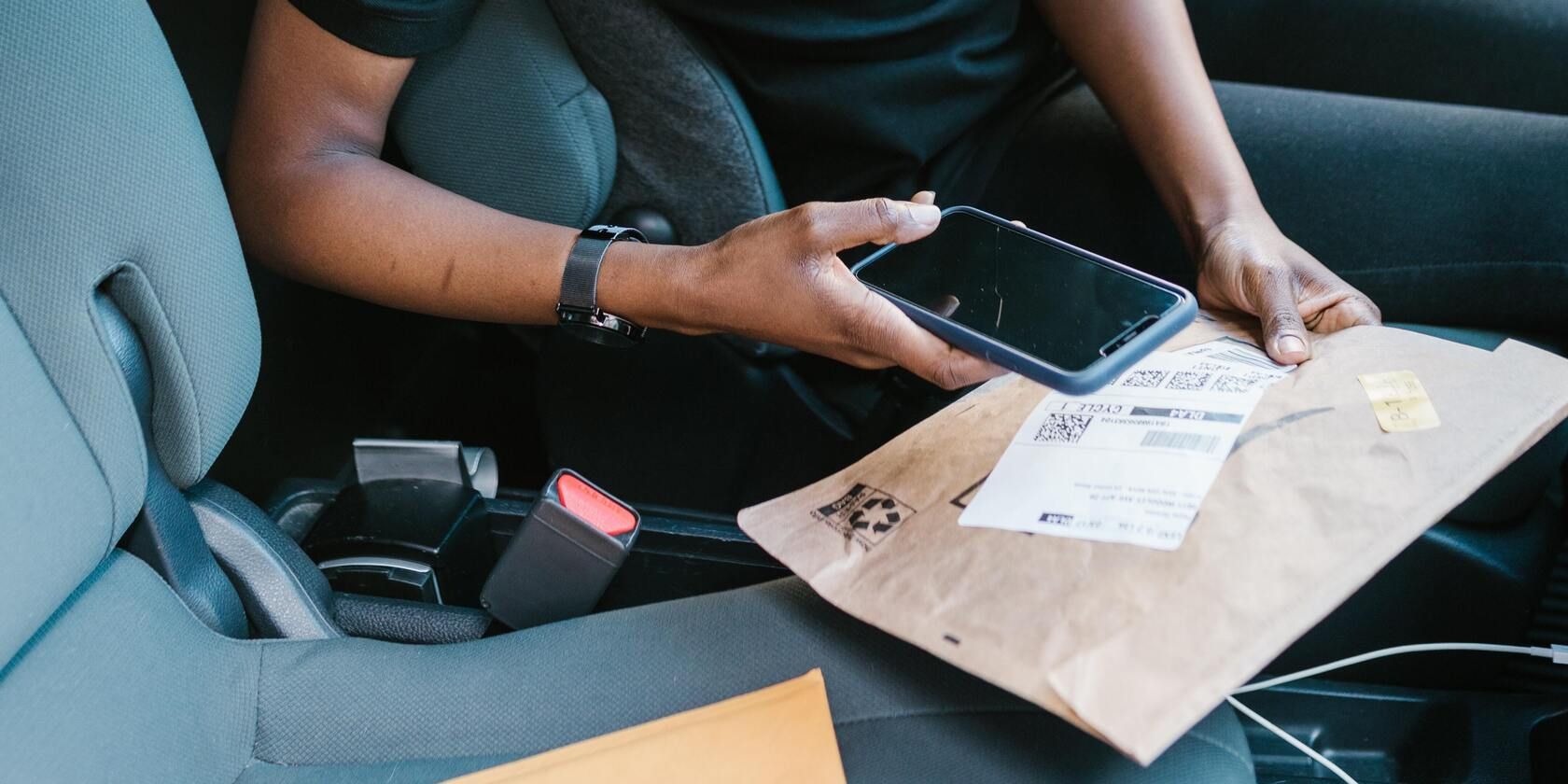 Mujer tomando una foto de un documento usando un teléfono