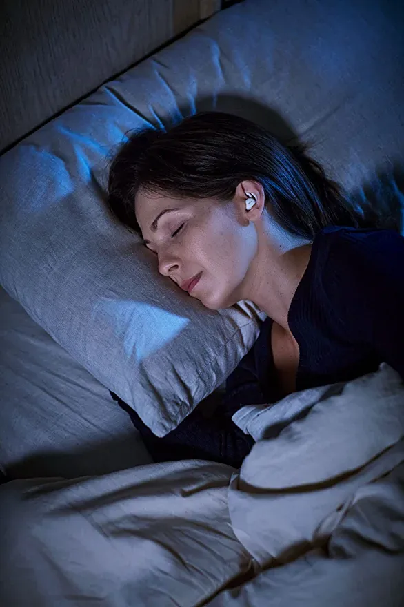 Bose Sleepbuds II که توسط زن خواب پوشیده شده است