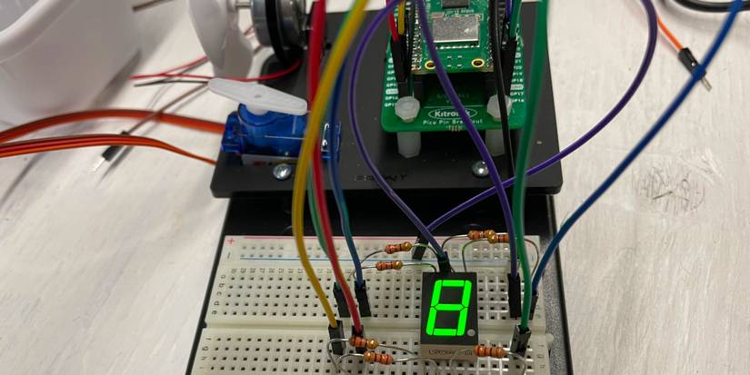 Teach Your Raspberry Pi Pico to Count With a Seven-Segment Display
