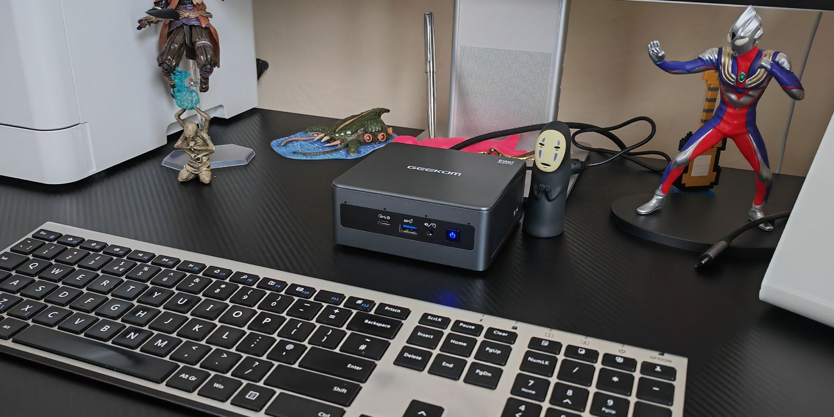geekom mini it11 pc on desk saving space
