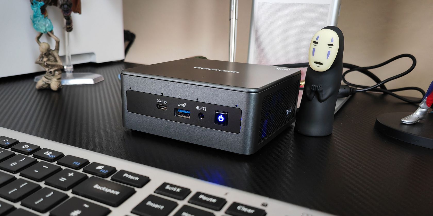 geekom mini it11 pc turned on front panel