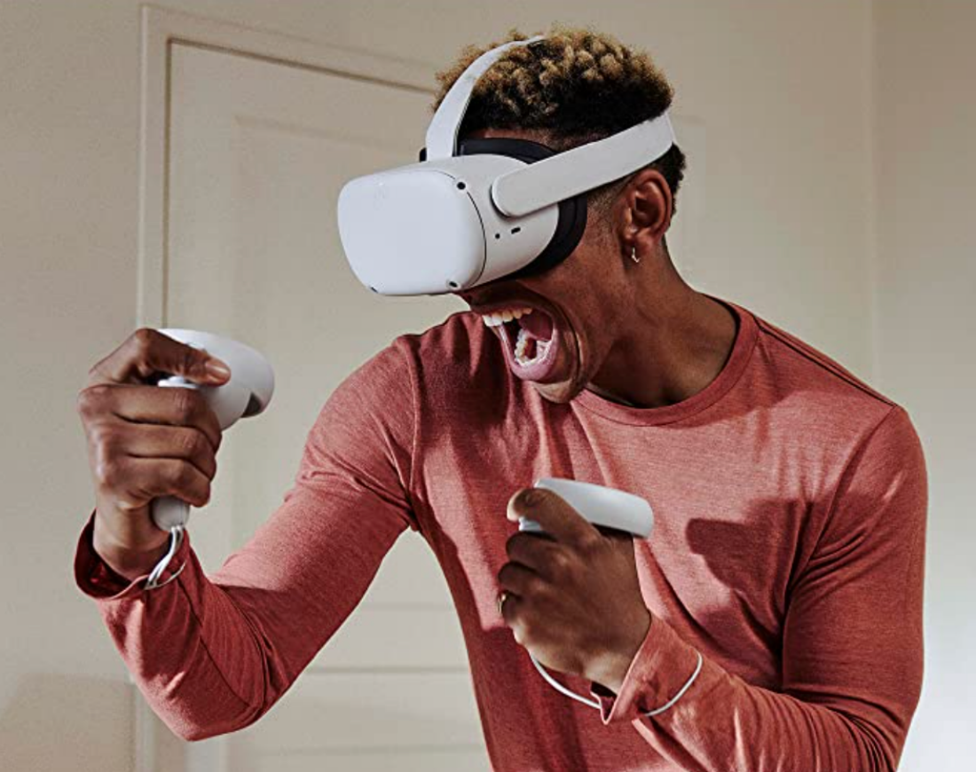 مردی با هدست واقعیت مجازی Oculus Quest 2