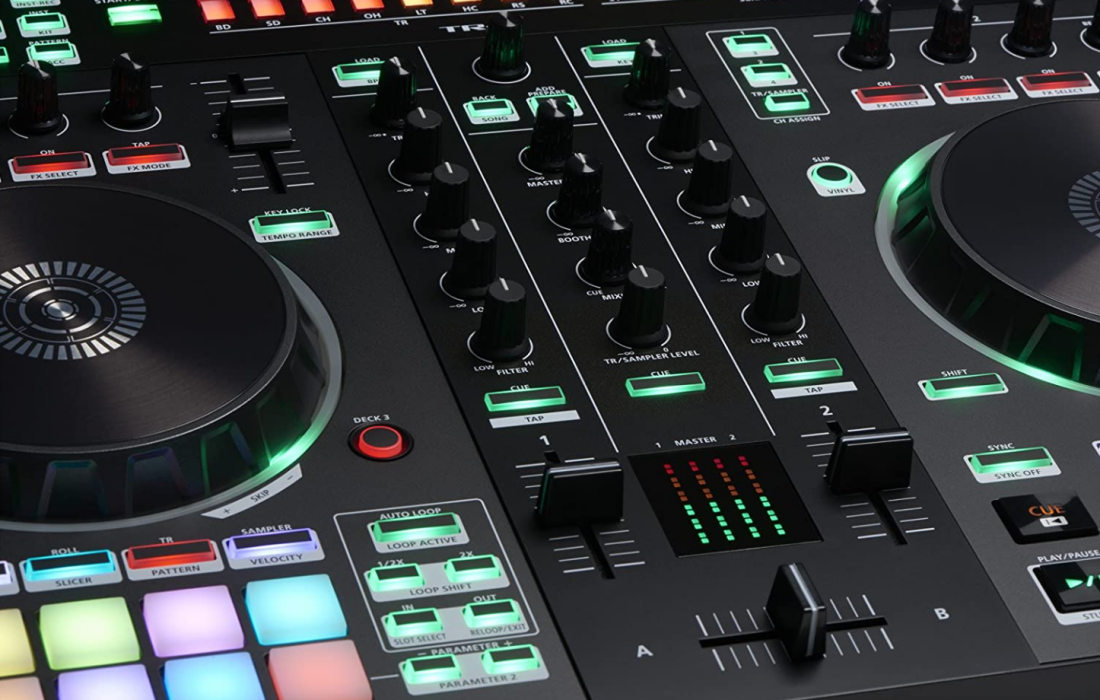 تصویری نزدیک از فضای میکس Roland DJ-505