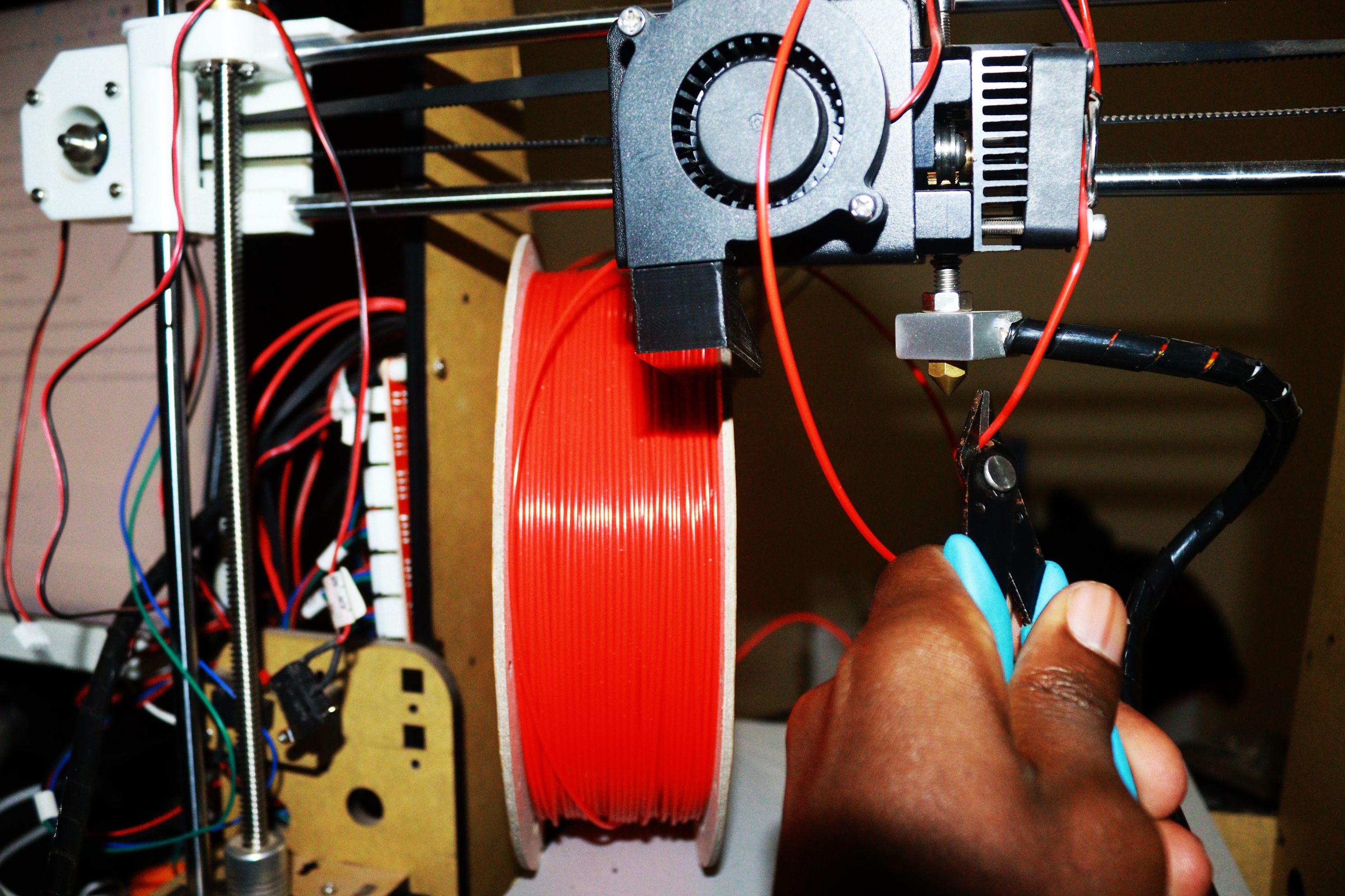 Removing stacked filament from the nozzle using cutting nippers