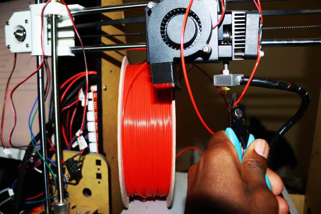 Removing stacked filament from the nozzle using cutting nippers