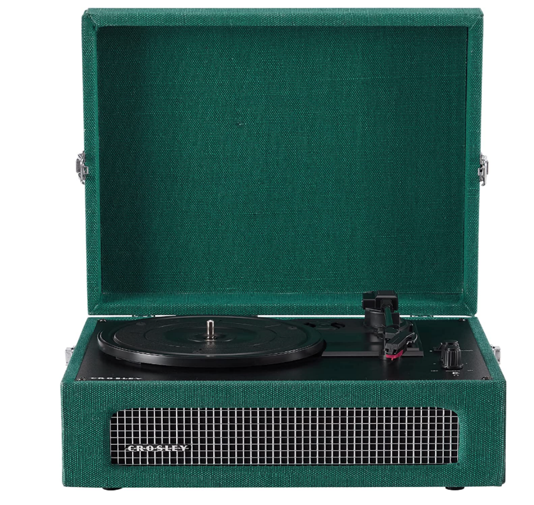 Une photo de face d'un tourne-disque portable Crosley Voyage.