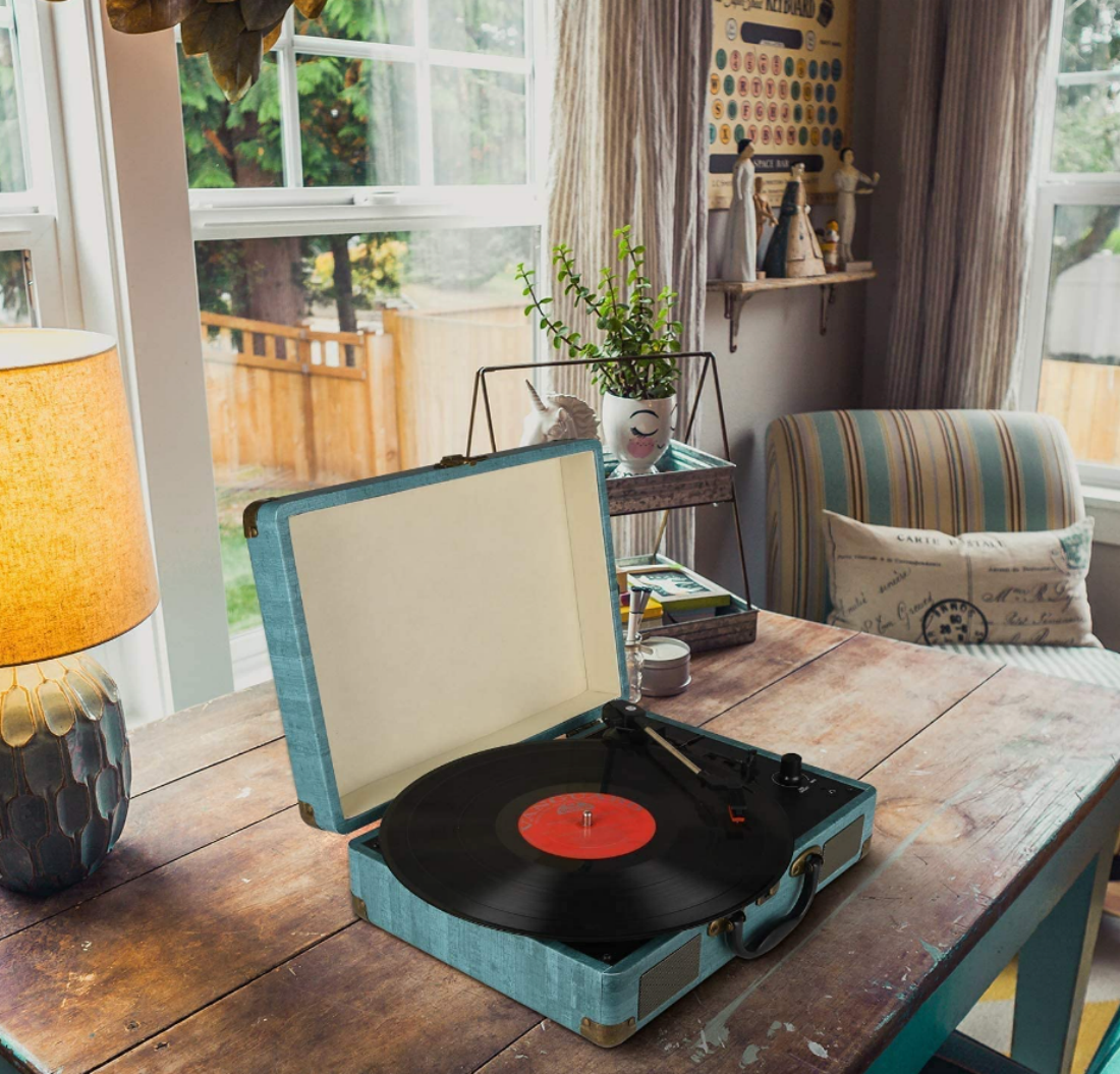 Le tourne-disque Kedok Suitcase est esthétiquement plaisant dans n'importe quelle pièce de la maison.