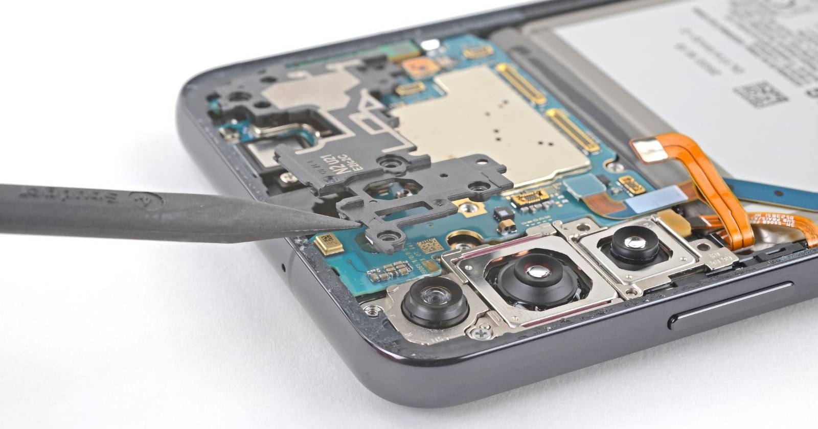 Picture of You Can Now Repair Your Broken Galaxy S22 Yourself