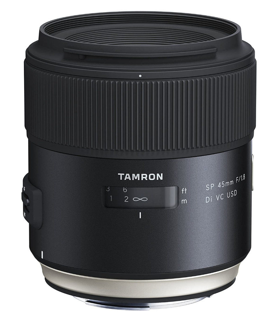 یک عکس کامل از لنز تامرون F1.8 VC 45 میلی‌متری USD برای Canon