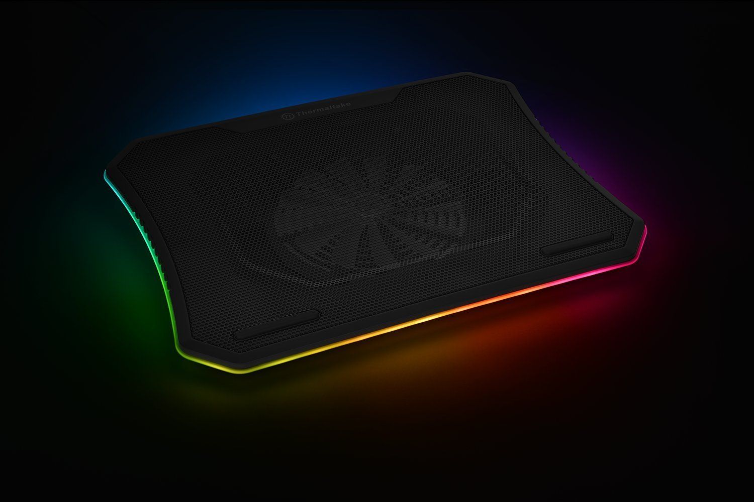 thermaltake عظیم 20 rgb دارای یک فن بزرگ