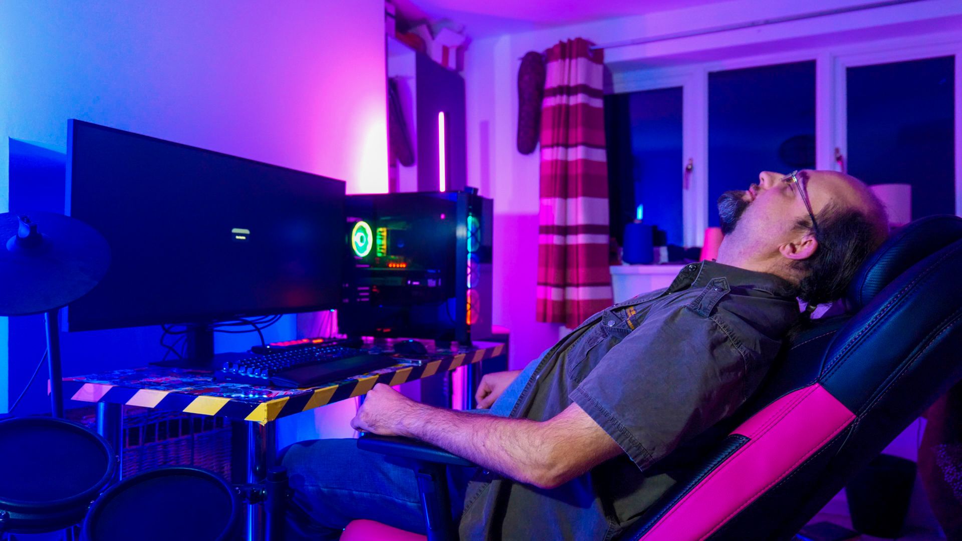 uthrone massage gaming chair- james having a massage