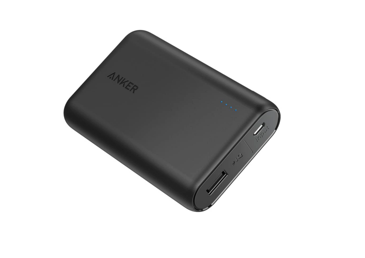 Un chargeur portable Anker PowerCore 10,000mAh montrant des ports