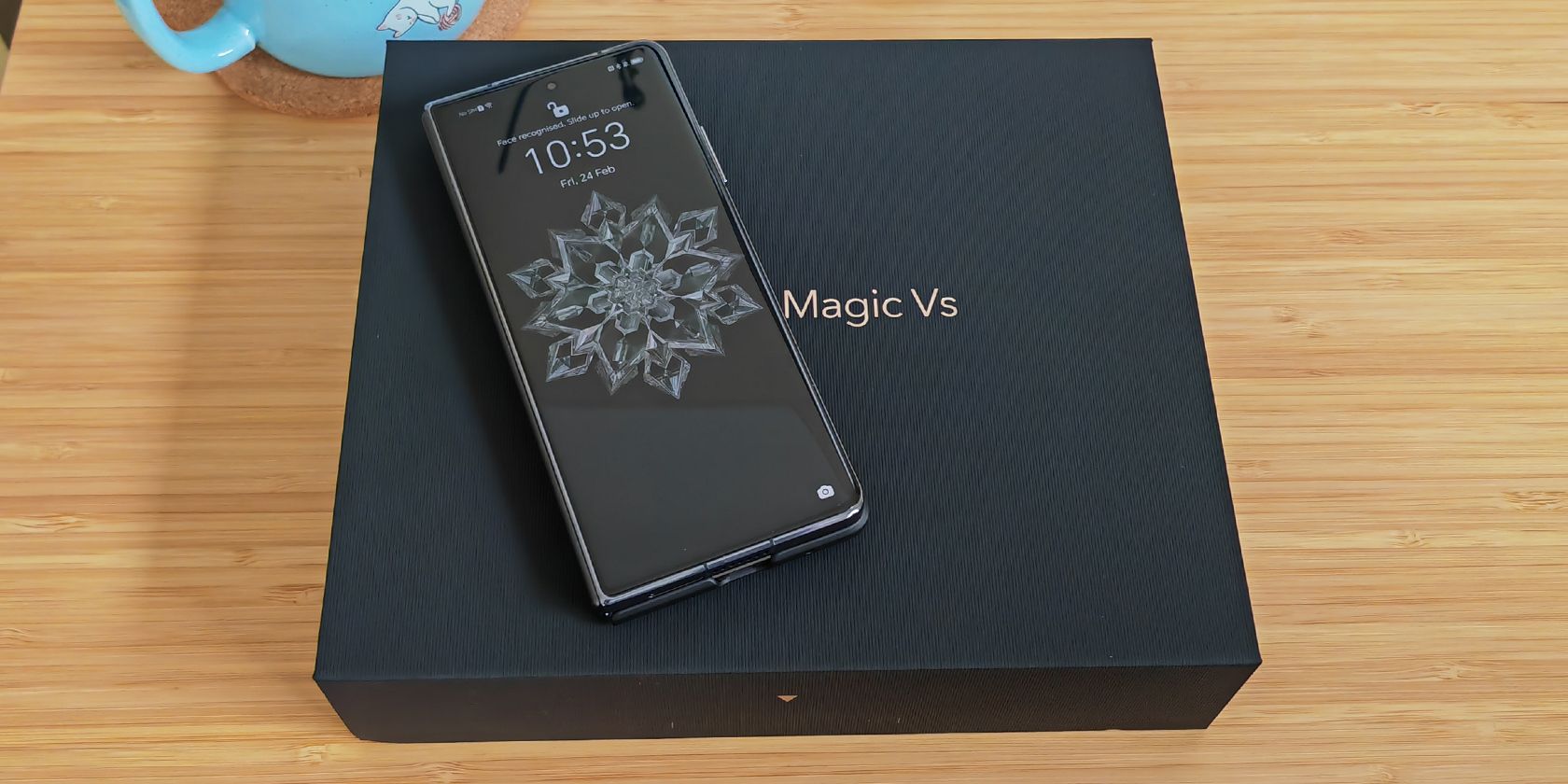 گوشی هوشمند تاشو Honor Magic Vs در بالای جعبه