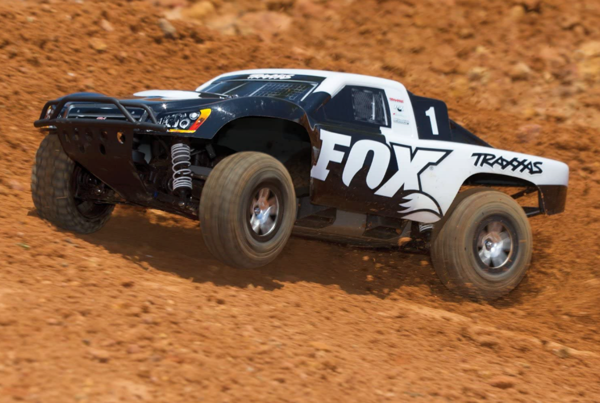 یک ماشین Traxxas 68086-4 Slash 4X4 RC در خاک و خارج از جاده