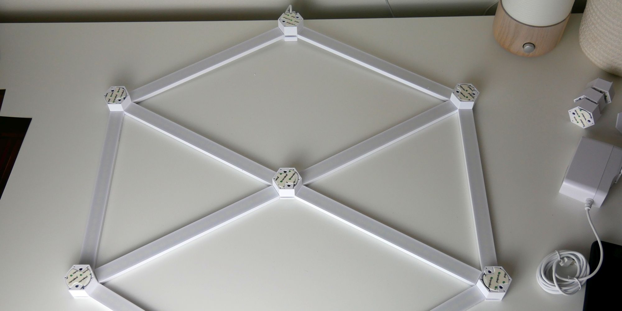 Nanoleaf Lines Smarter Kit مونتاژ شده در نمای پایین