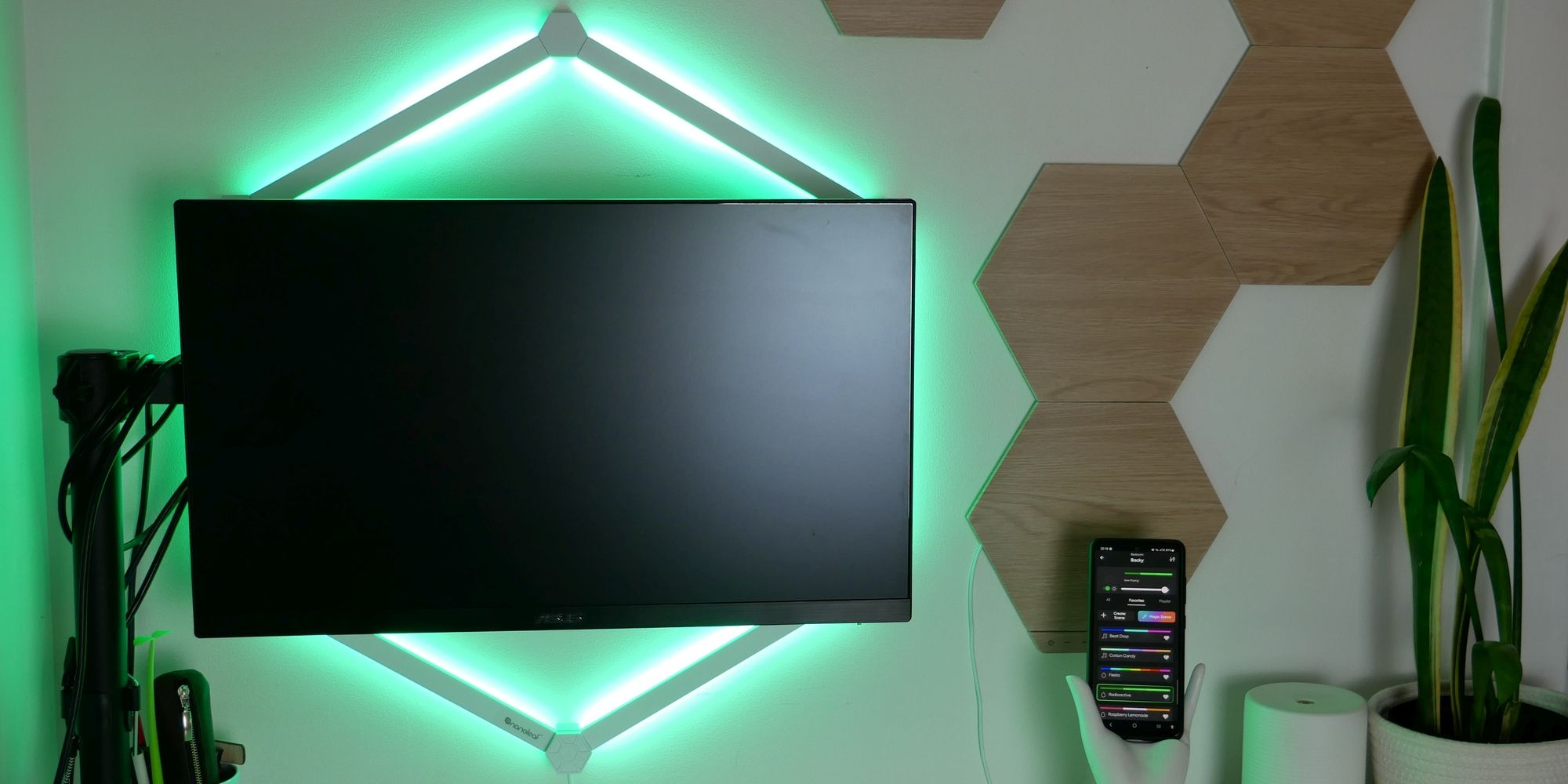 کیت هوشمند Nanoleaf Lines پشت مانیتور نصب شده است