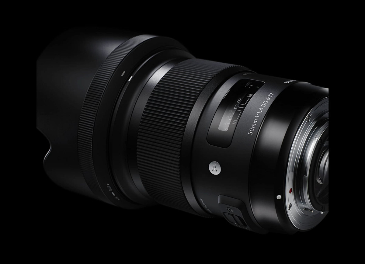 یک لنز Sigma 50mm f1.4 DG HSM Art با فاصله کانونی و f/number نمایش داده شده