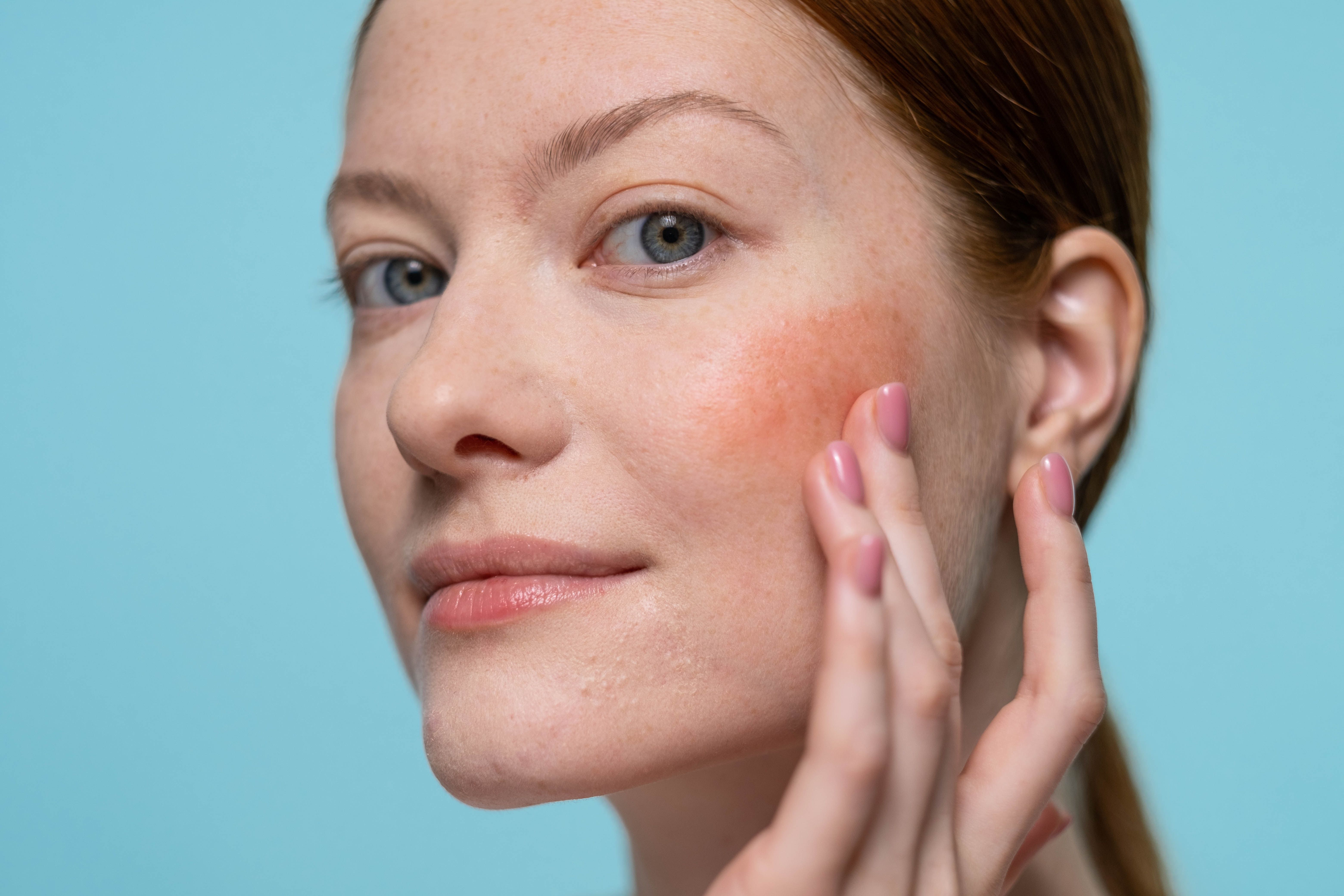 un modèle avec une main sur le visage