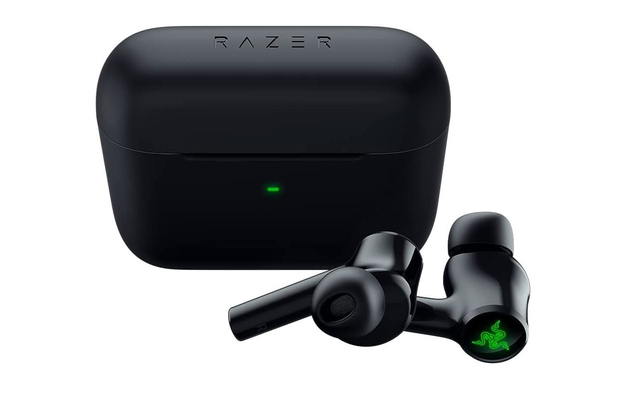 the razer hammerhead true wireless pro earbuds with razer charging pod