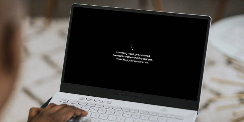 Windows Update Error Message on Laptop Screen