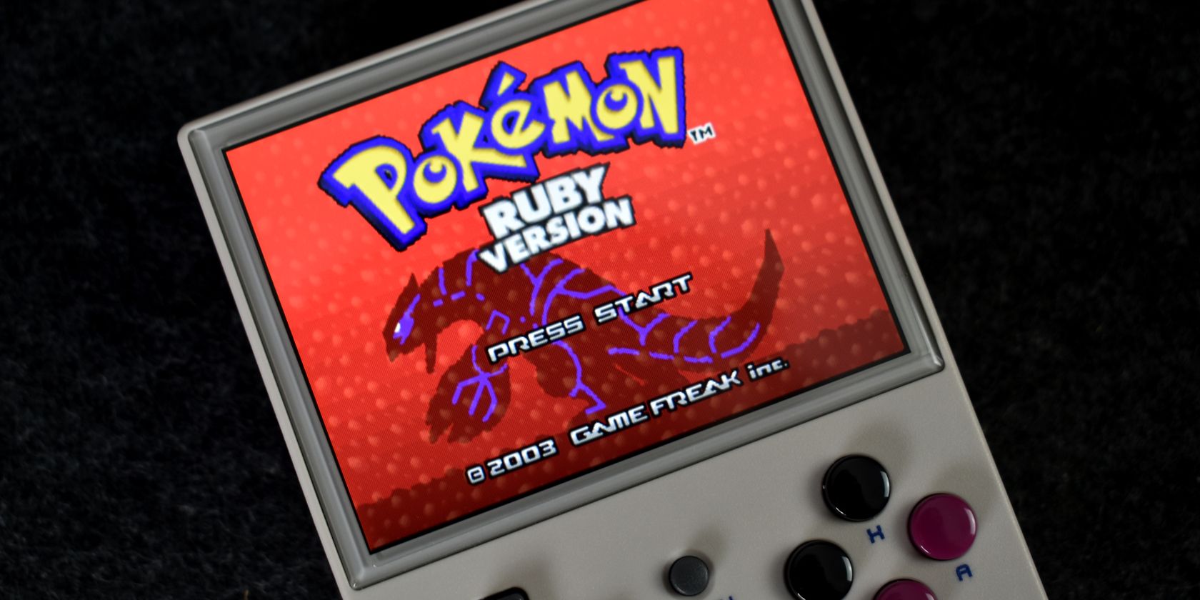 anbernic rg35xx vue de haut en bas pokemon ruby gba-1