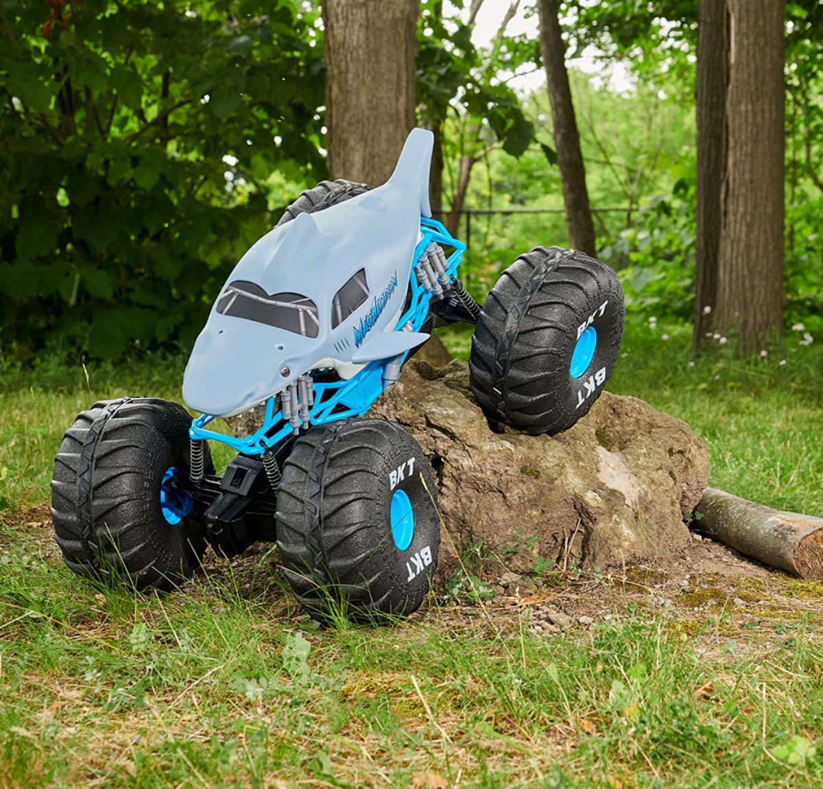 Monster Jam Megalodon RC Monster Truck که به راحتی با یک سنگ بزرگ برخورد می کند