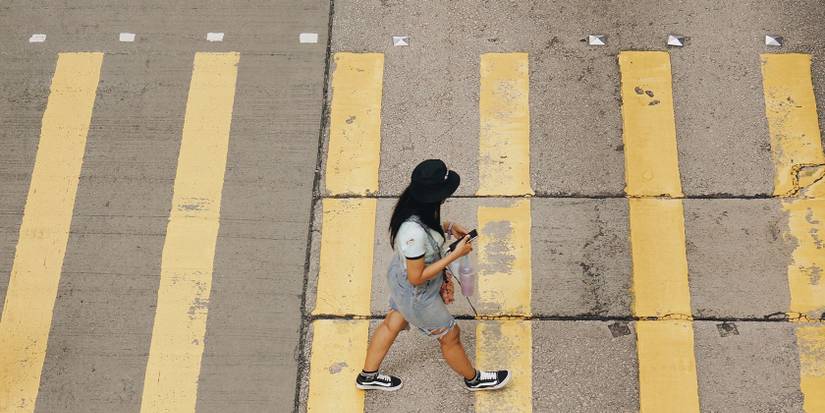 How to Avoid the 5 Most Common Injuries Associated With Cell Phone Use