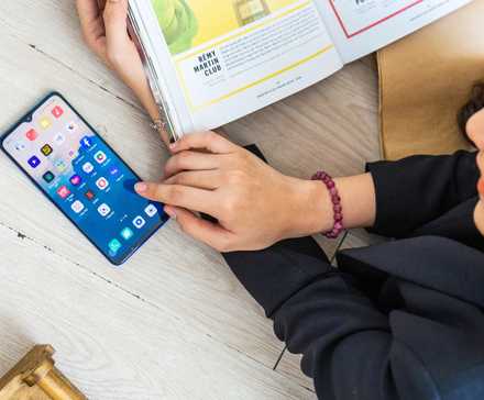 زنی که با گوشی اندروید خود استفاده میکند