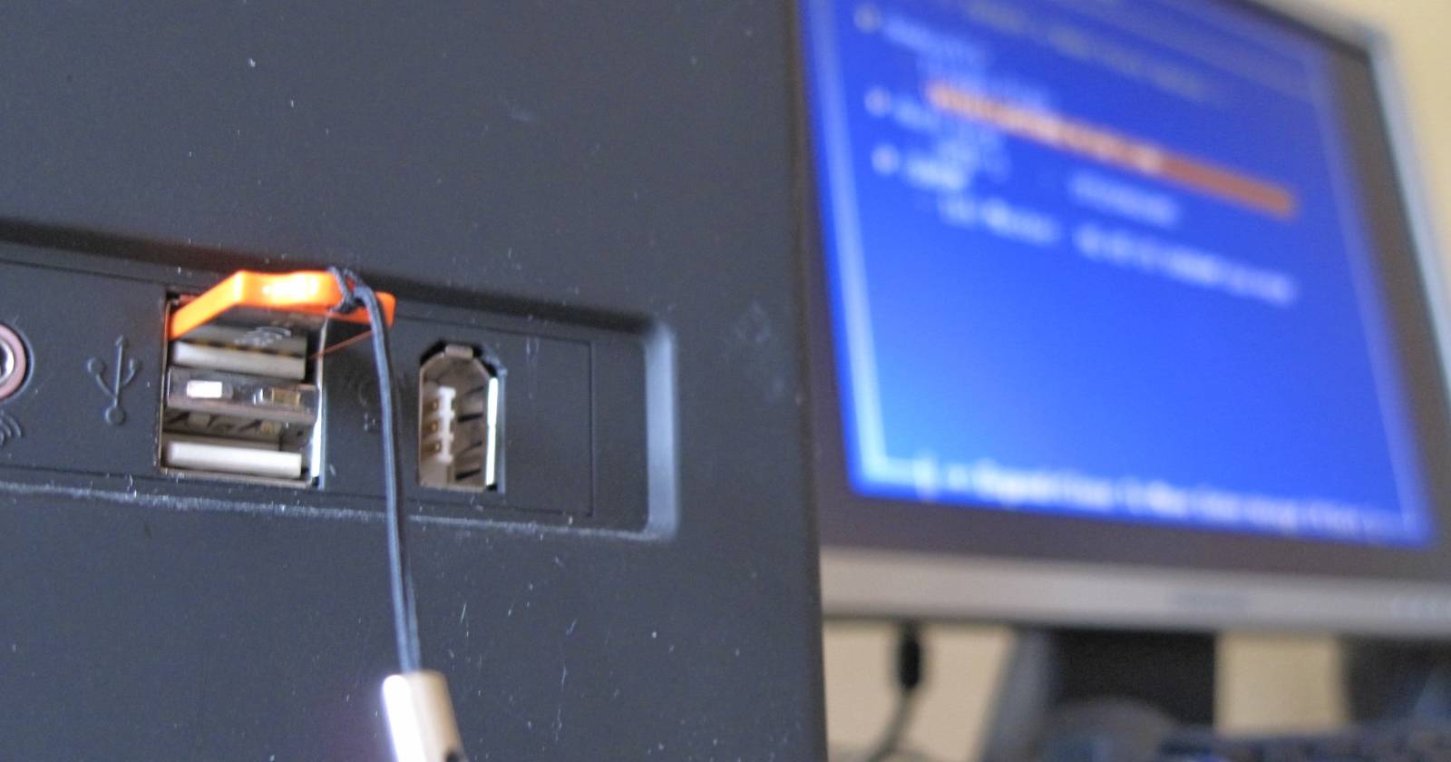 Computer With Usb Plugged In How to Install and Test the Upcoming All-Snap Ubuntu Desktop