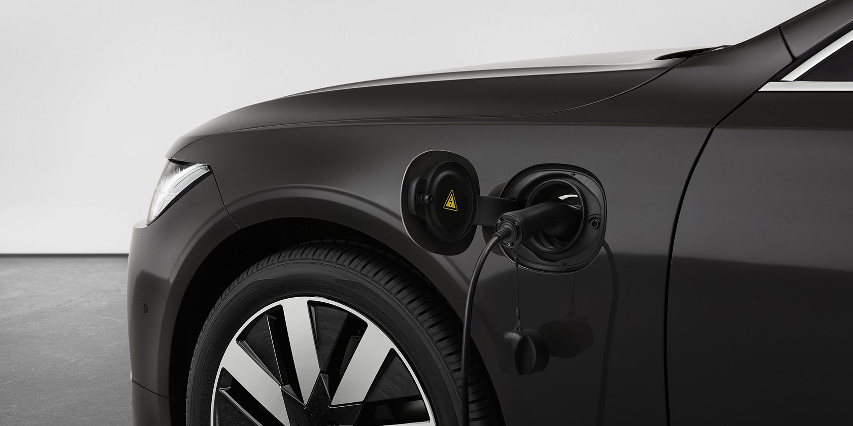 Volvo V90 T8 híbrido enchufable con puerta del puerto de carga abierta