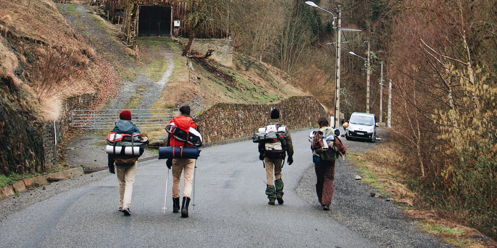 Gente Caminando En Medio De La Carretera