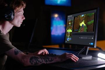 Gamer at pc, Steam Screenshot manager on screen