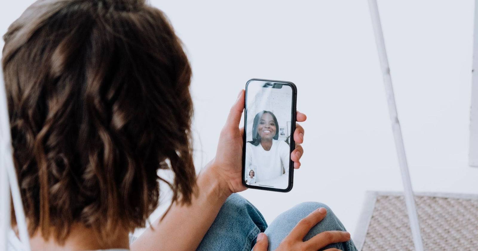How to Use Hand Gestures to Trigger Reactions in FaceTime Video Calls