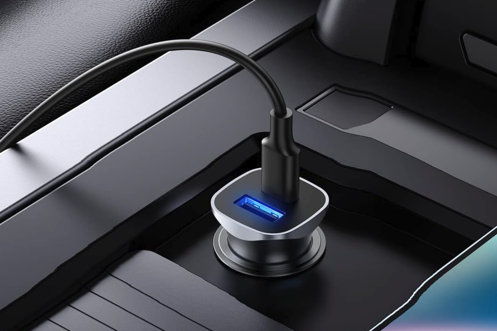 یک شارژر خودرو USB UGREEN متصل به خروجی برق خودرو با یک کابل متصل به پورت USB-C