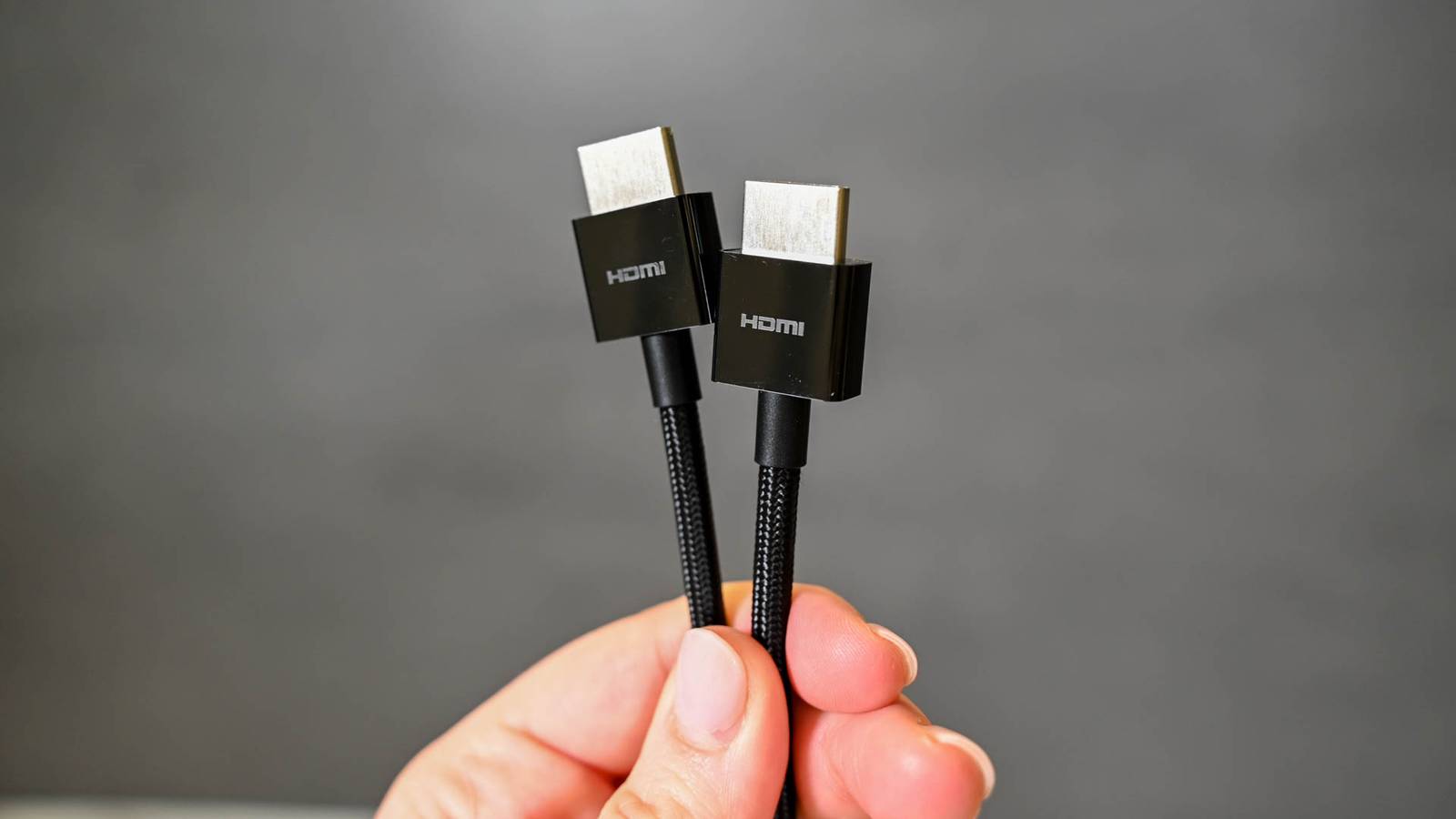 تحتوي كبلات HDMI أيضًا على إصدارات، ويعد تشغيل الكابل الخاطئ خلف حامل التلفزيون بمثابة كابوس يجب إصلاحه تحتوي كبلات HDMI أيضًا على إصدارات، ويعد تشغيل الكابل الخاطئ خلف حامل التلفزيون بمثابة كابوس يجب إصلاحه