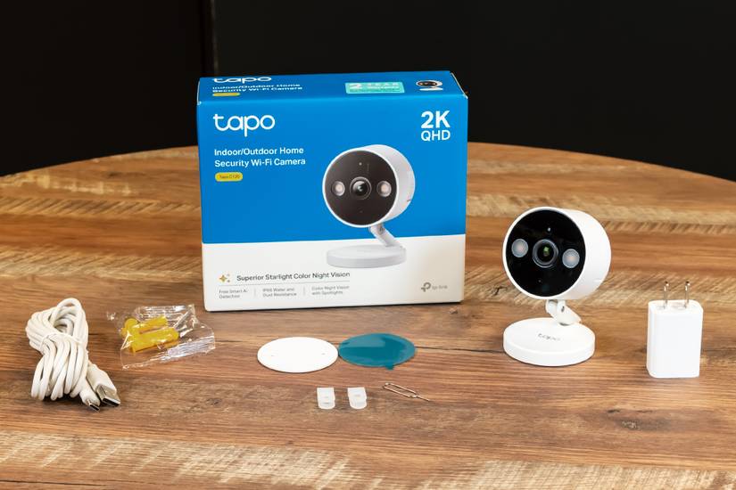 TP-Link Tapo C120 Überwachungskamera innen & außen,Magnetische Basis,2K Auflösung, Eingebaute Duale Spotlights,bis zu 512 GB lokaler Speicher auf SD Karte, IP66,kompatibel mit Alexa & Google Assistant