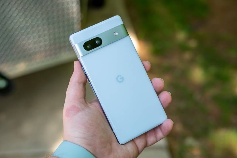 Person holding the Pixel 7a
