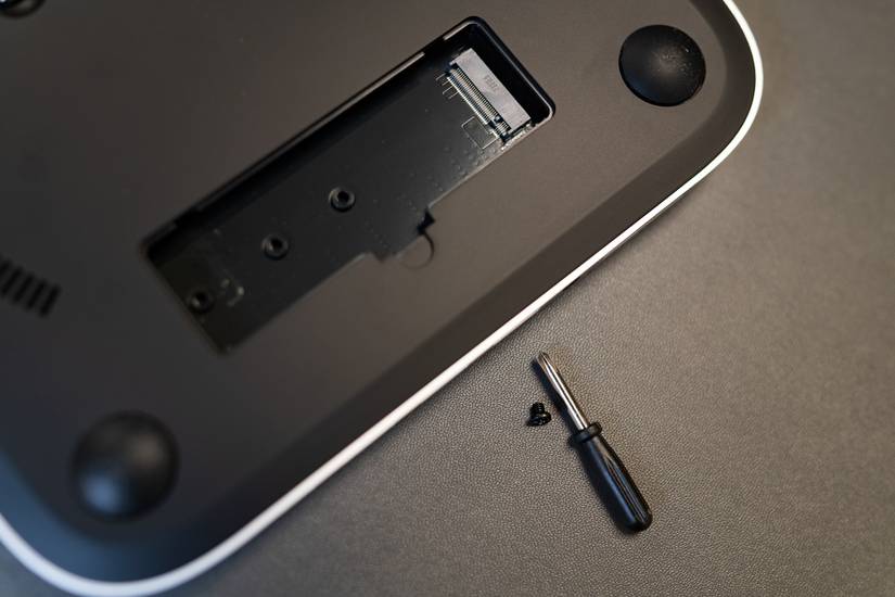 نمای نزدیک اسلات NVME با پیچگوشتی و پیچ همراه