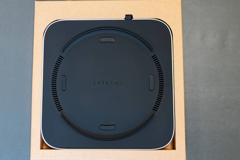 نمای بسته نشده استند که لوگوی سِتچی را نشان می‌دهد