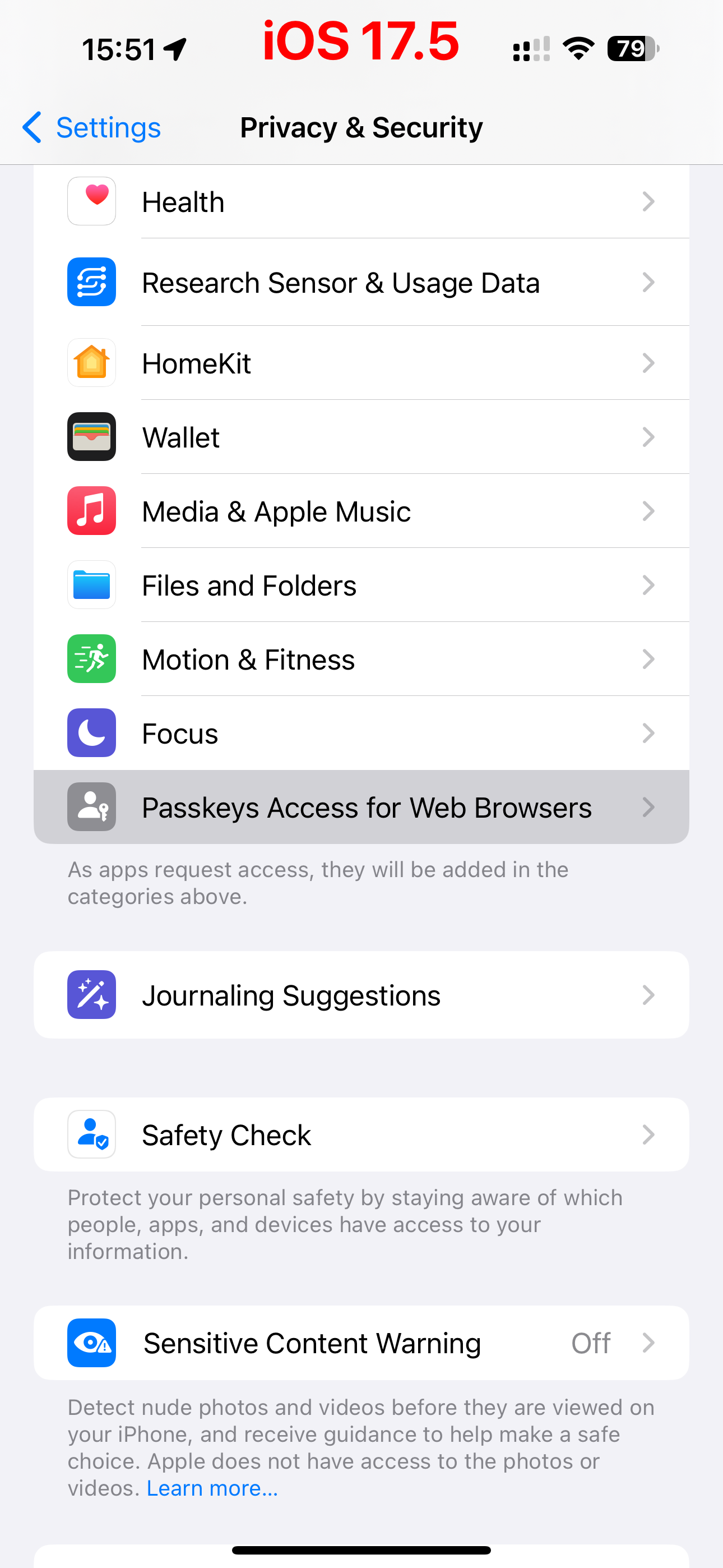 iOS 17.5 Privacy settings with Passkeys Access for Web Browsers highlighted.