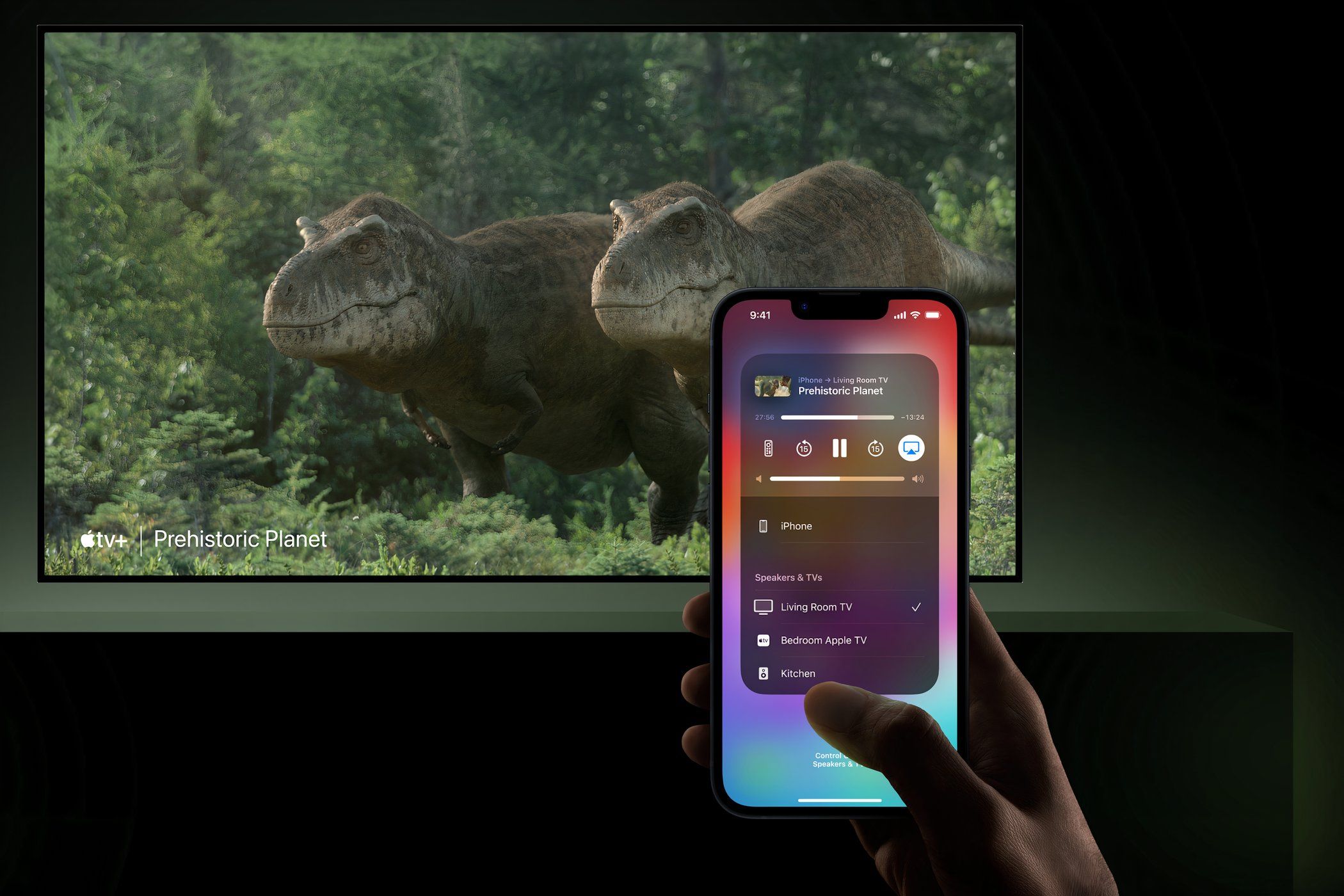 Una mano sosteniendo un iPhone que muestra la función de transmisión AirPlay con Apple TV ejecutándose en segundo plano.