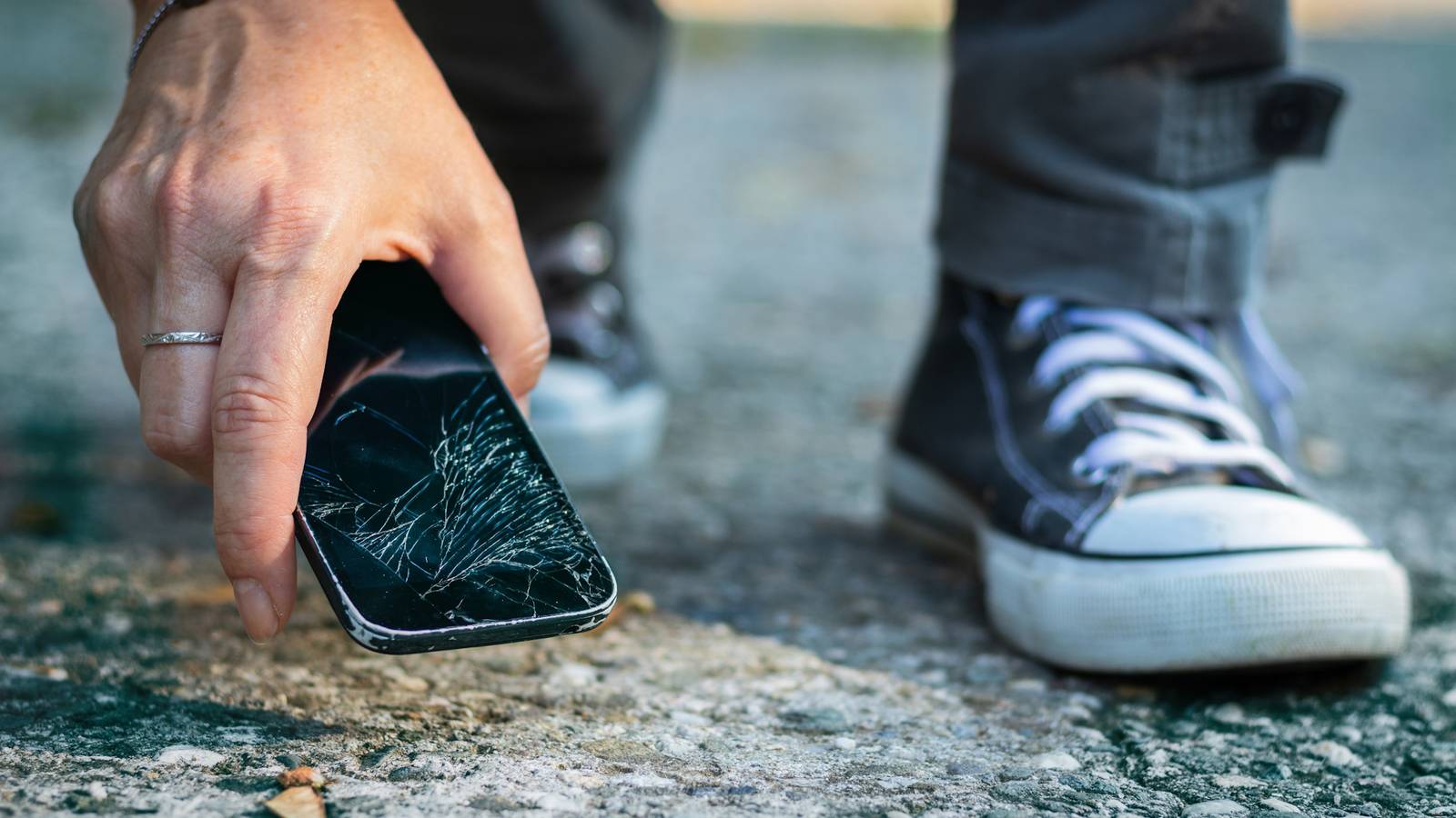 Fall While Using Phone How I Protect My Phone From Drops and Scratches