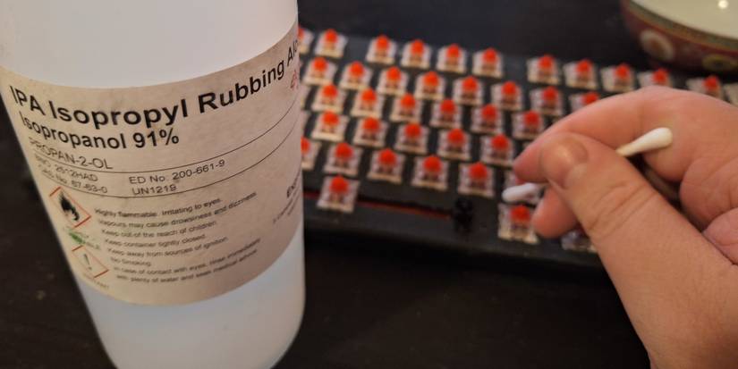 mechanical keyboard isopropyl alcohol cleaning safe method