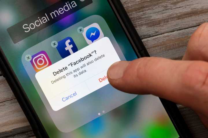 a person deleting the facebook app on their smartphone